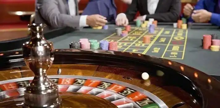 Người dùng Việt Nam xem tỷ lệ cá cược bóng đá trên điện thoại